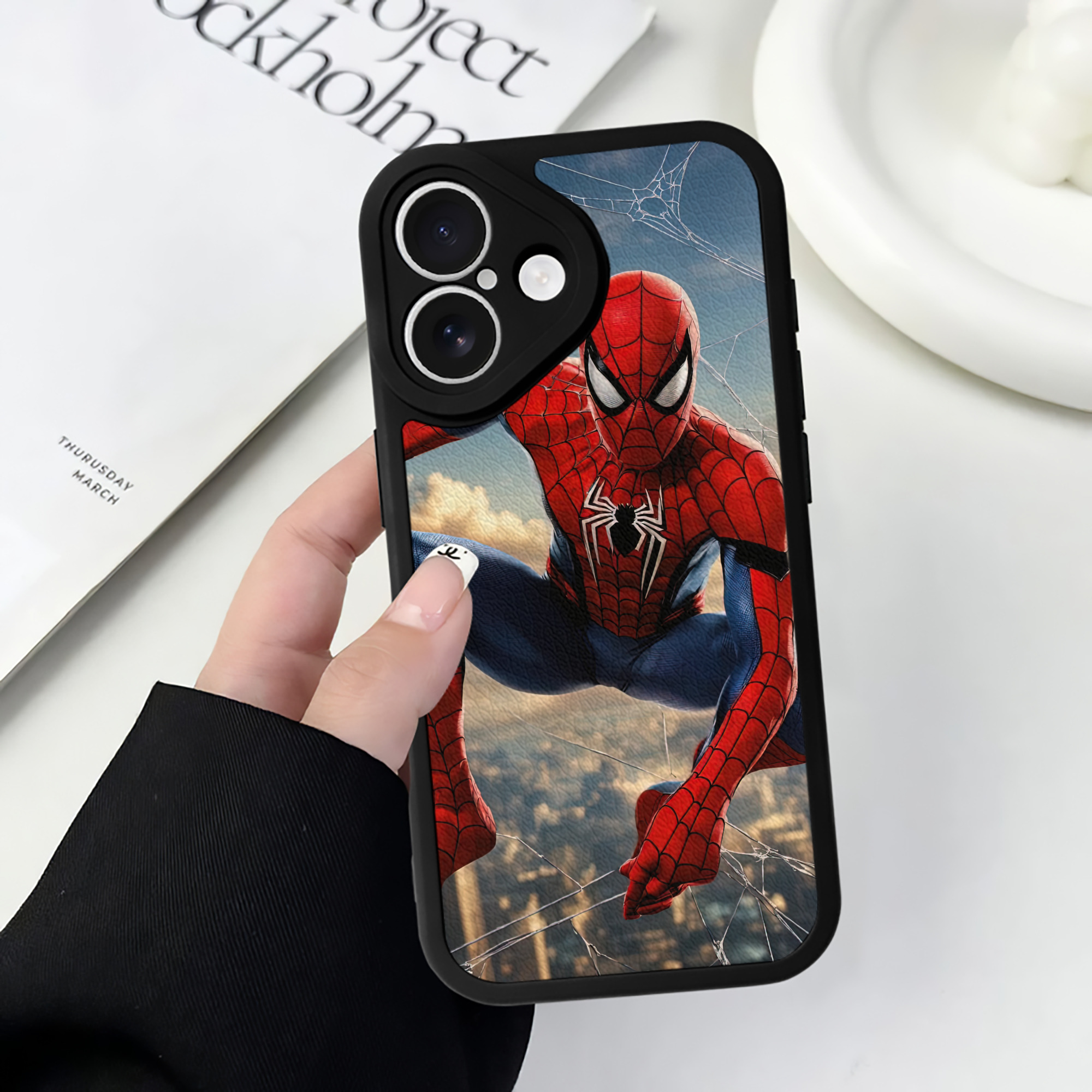Spider Man スパイダーマン 【iPhone 16シリーズ対応】シリコンスマホケース（レザー調） 材質：シリコン